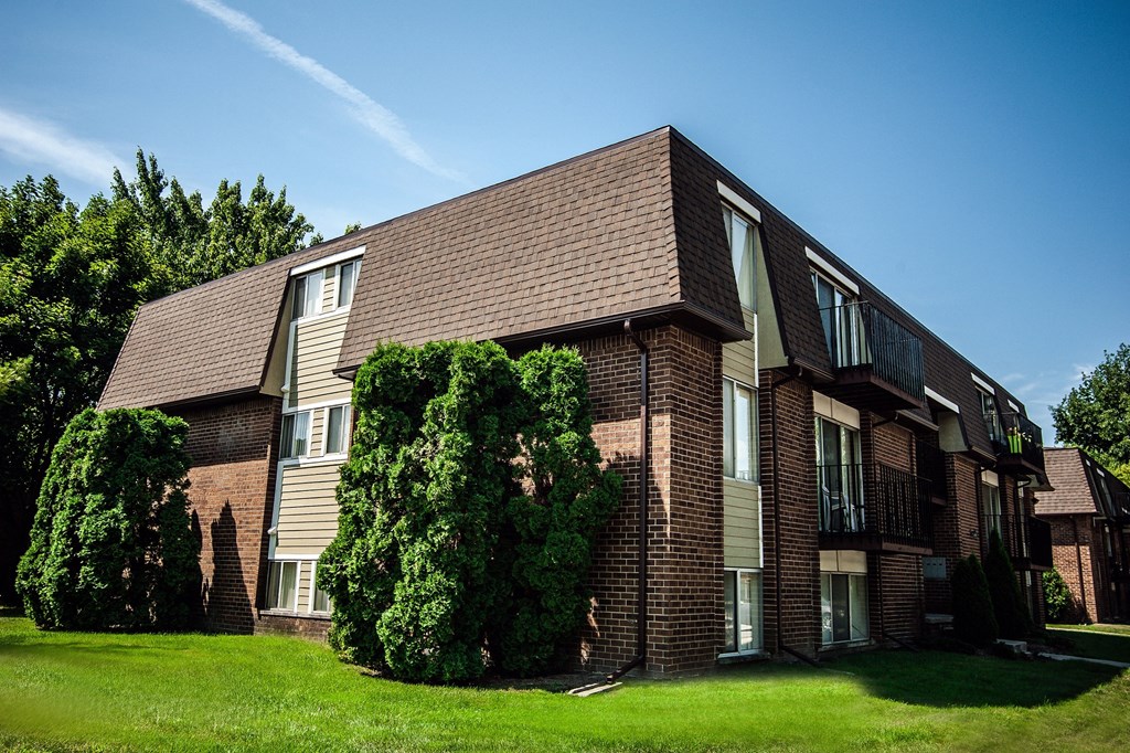 Drawbridge Apartments East, 36420 Union Lake Road, Harrison Township